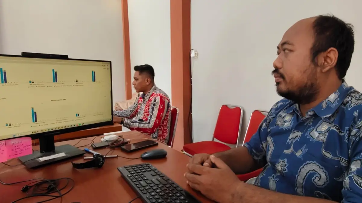 
CEK DATA: Kasi Pelayanan dan Pengaduan Cabdin Wilayah IV Provinsi Jawa Tengah Ahmad Nugroho menunjukan grafis pendaftaran SMPB SMA dan SMK di kantor Cabdin IV. (SIROJUL MUNIR/RADAR PATI)