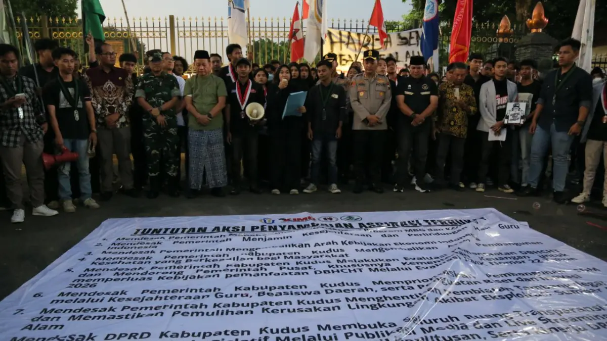 
DITEMUI FORKOPIMDA: Mahasiswa menyuarakan tuntutan penghentian program MBG di depan Kantor Bupati Kudus. (GALIH ERLAMBANG W/ Radar PATI)
