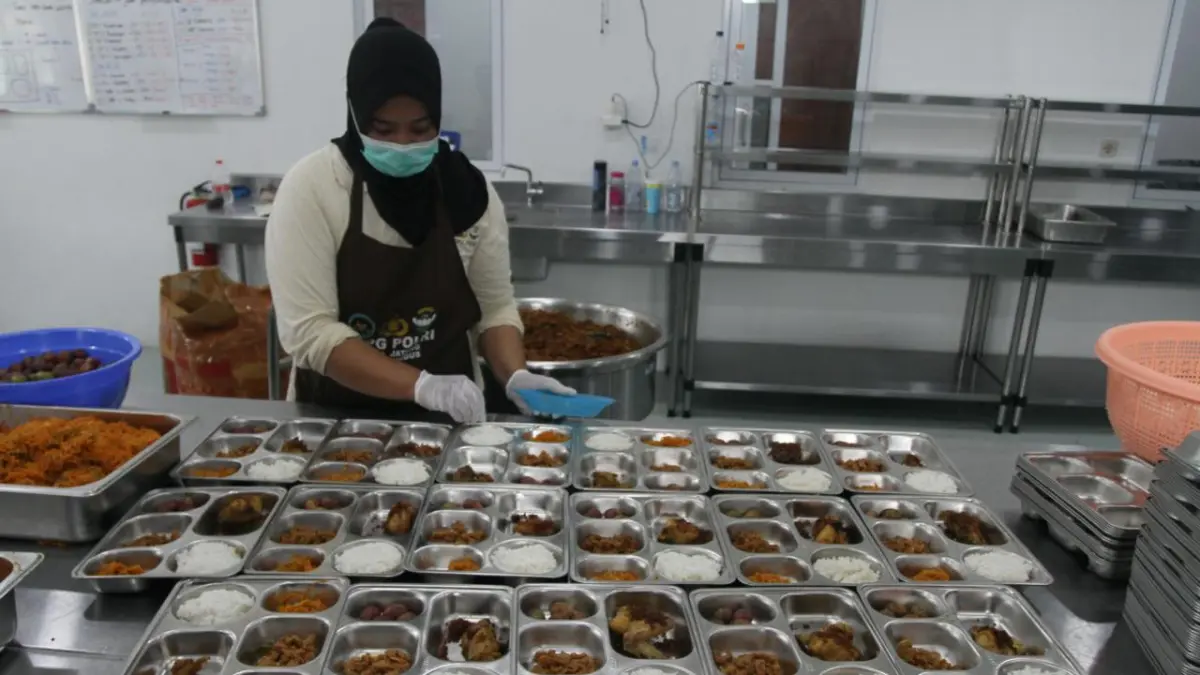 
IKUT JADWAL SEKOLAH: Pekerja di SPPG Rendeng, Kota, Kudus, proses packing menu MBG baru-baru ini. (INDAH SUSANTI/RADAR PATI)