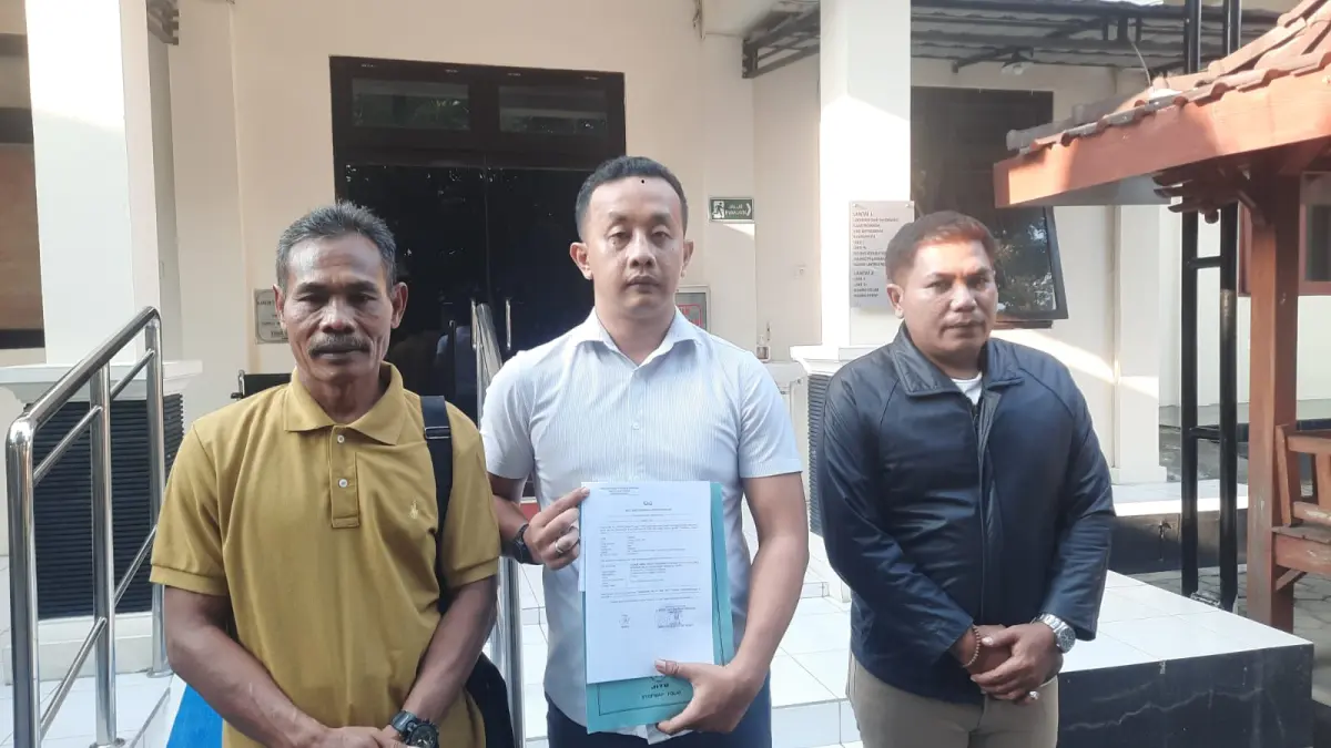 MELAPORKAN: Sugeng dan Tim BPPH Yuniar Hadi Prakoso saat menunjukkan laporan terkait UU ITE.