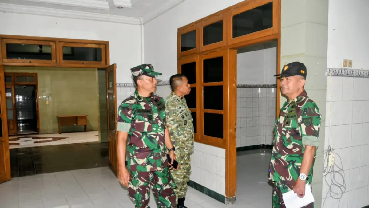 MENINJAU: Kasilog Korem 073/Makutarama Letkol Inf Arif Isnawan dan Dandim 0717/Grobogan Letkol Inf Wefri Sandiyanto saat meninjau lokasi marshalling area.