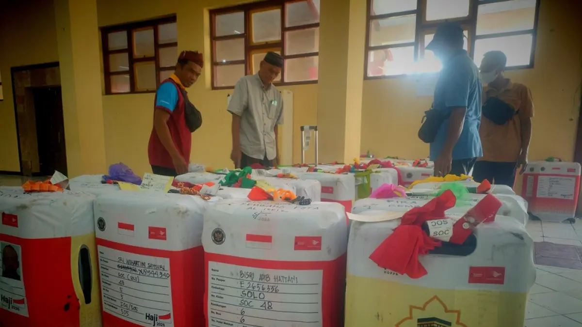 
PENGECEKAN: Proses pengecekan koper haji asal Rembang yang diambil di Balai Kartini, Rembang. (WISNU AJI/RADAR PATI)