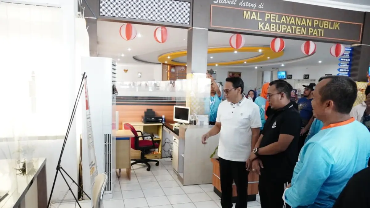 Plt Bupati Pati Risma Ardhi Candra mengunjungi Mall Pelayanan Publik.