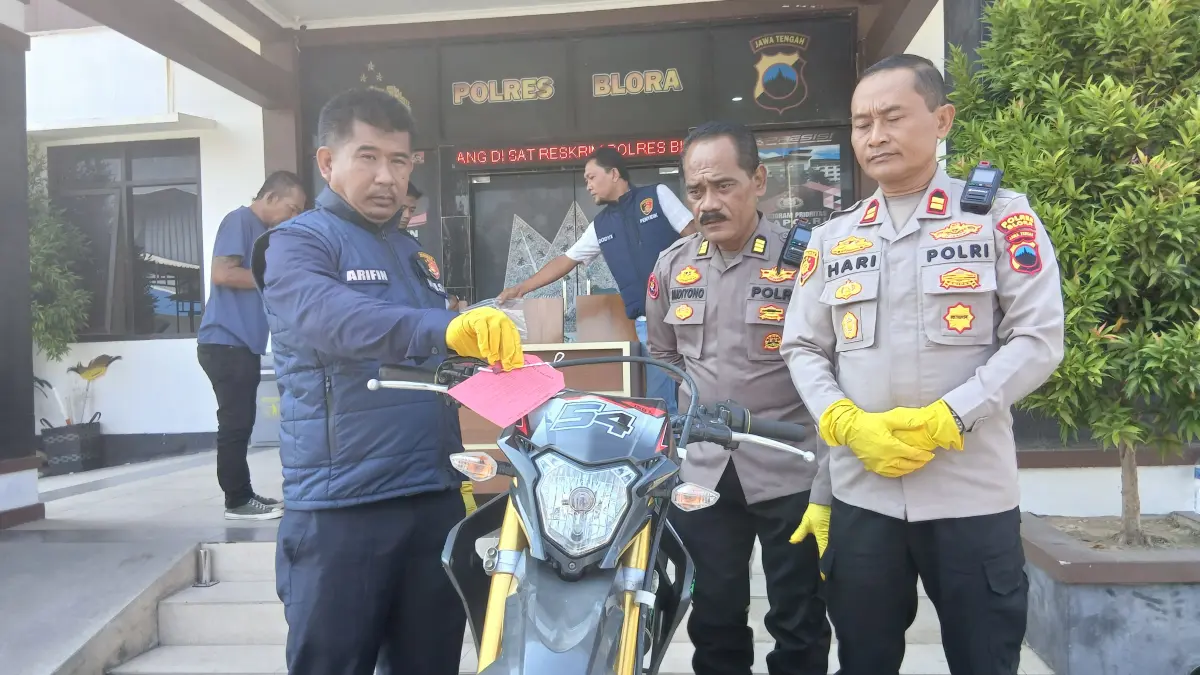 TEGAS: Kasatreskrim Polres Blora AKP Zaenul Arifin (kiri) saat menunjukkan barang bukti motor yang dicuri. (EKO SANTOSO/RADAR PATI)