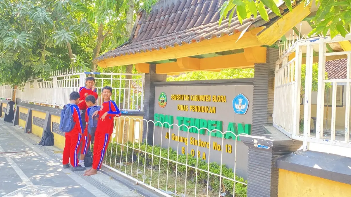 
BERMAIN: Murid-murid SDN Tempelan menunggu orang tua menjemput ke sekolah ketika jam pulang. (ARIF FAKHRIAN KHALIM/RADAR PATI)
