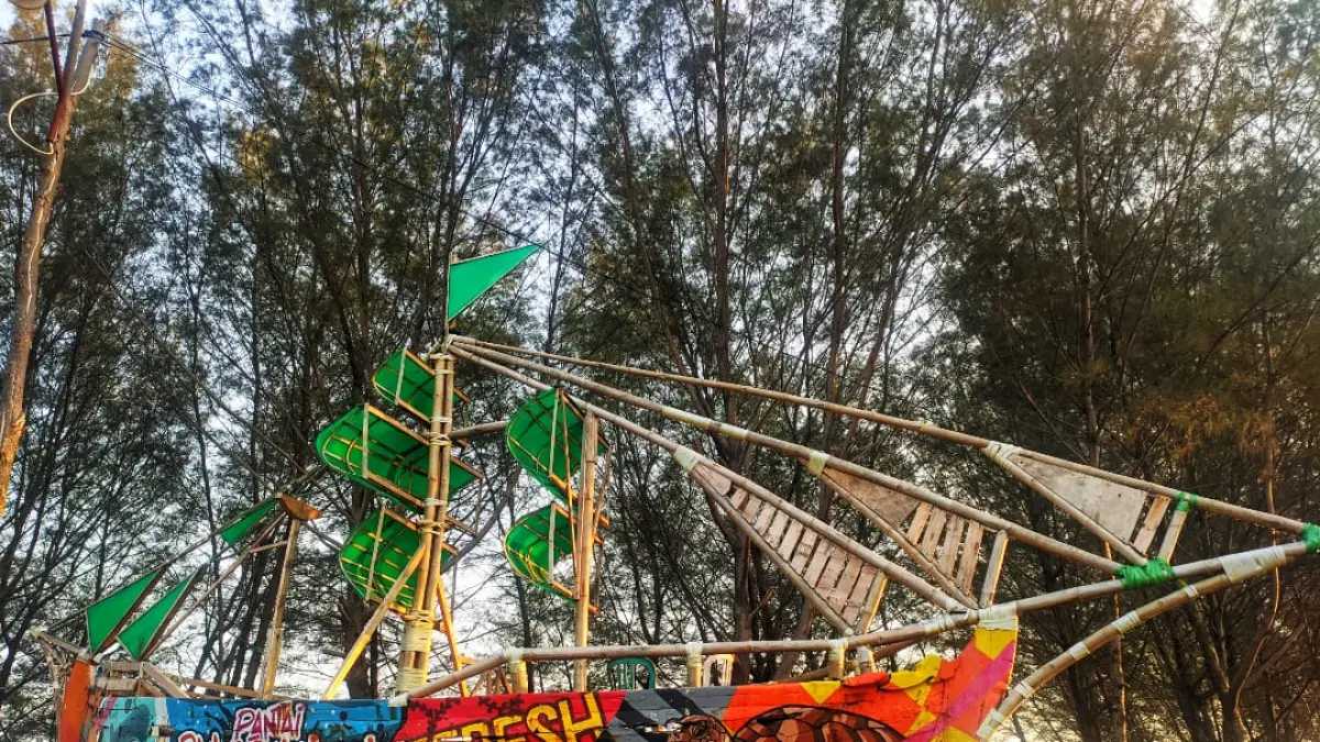 
IKONIK: Kapal nelayan dengan lukisan Pantai Pulo Swalan dipajang dipinggir pantai Pasarbanggi, Rembang yang tahun ini diusulkan Kampung Nelayan Merah Putih. (WISNU AJI/RADAR PATI)
