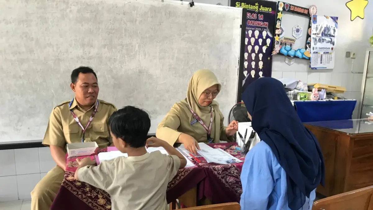 KUOTA TERPENUHI: Calon siswa baru mendaftar di SDN 1 Barongan, Kudus. (INDAH SANTI/ RADAR PATI)