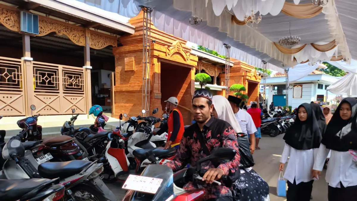 Pengunjung melintas di depan komplek makam waliyullah Mbah Ahmad Mutamakkin Kajen Margoyoso Pati. (ACHMAD ULIL ALBAB/RADAR KUDUS)