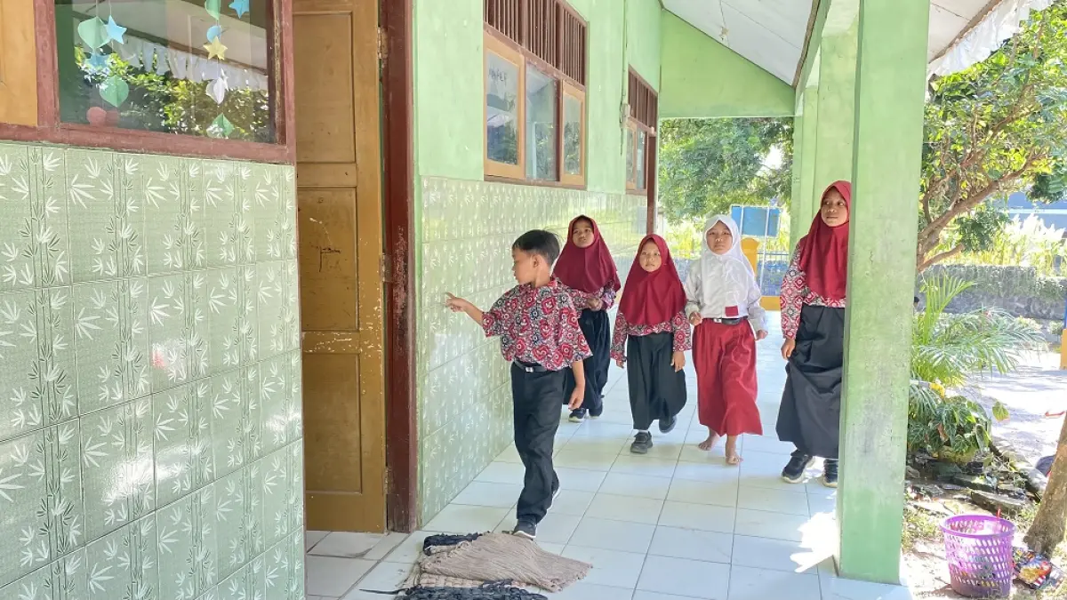 RIANG GEMBIRA: Siswa SDN 2 Kunden menuju ruang kelas ketika selesai pergantian jam istirahat.  (ARIF F/RADAR PATI)
