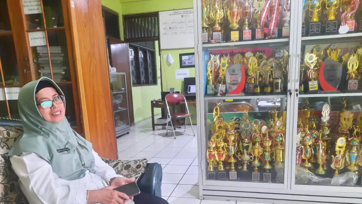 
SEPI: Kepala SD Glantengan Kudus Ade Irma Widhi Astuti berada di depan ruang guru. Menanti pendaftaran siswa baru. (INDAH SUSANTI/RADAR PATI)
