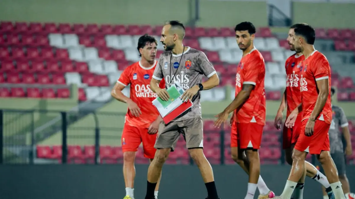 
STRENGTH: Pelatih Kepala Persijap Jepara Mario Lemos tengah mendampingi anak asuhnya dalam sesi latihan belum lama ini.
(MO PERSIJAP JEPARA UNTUK RADAR PATI)
