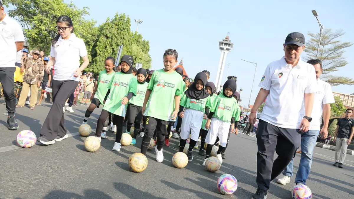  DIBUKA: Wakil Bupati Kudus Bellinda Birton membuka ajang turnamen Women Soccer Trology. (GALIH ERLAMBANG W/Radar PATI)