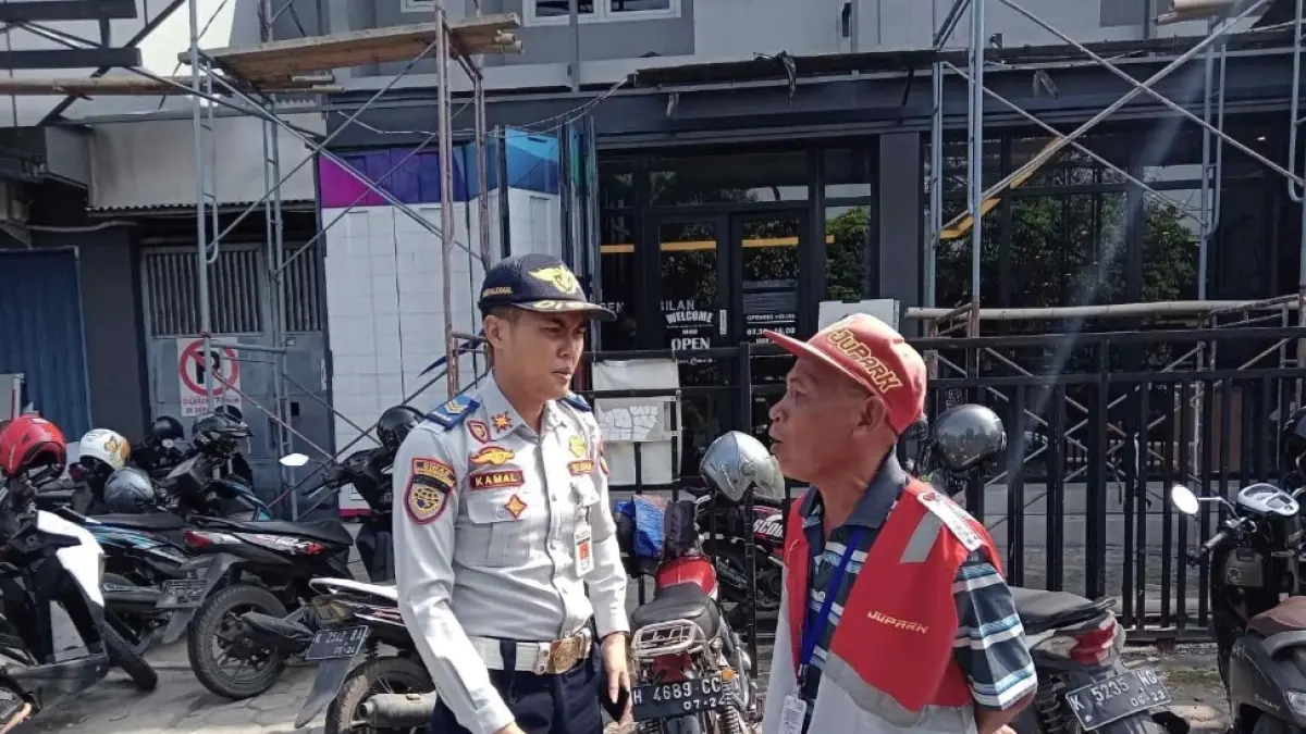 
DIDATANGI: Petugas Dishub Pati mensosialisasikan e-parkir kepada juru parkir di kawasan perkotaan belum lama ini. (DISHUB PATI UNTUK RADAR PATI)