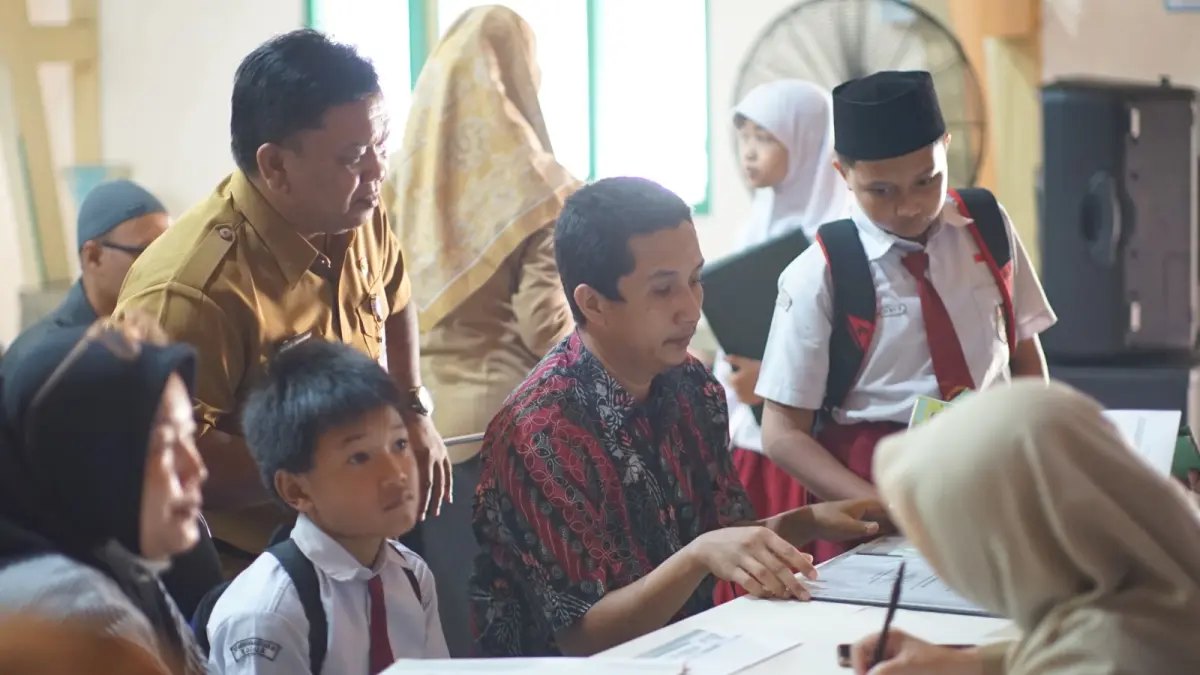 
PANTAU SPMB: Panitia SPMB SMP 1 Kudus mengamati proses verifikasi akun baru-baru ini. (INDAH SUSANTI/RADAR PATI)