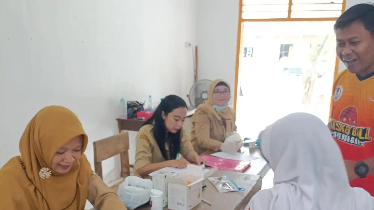 
PEMERIKSAAN: Sejumlah warga saat dilakukan pemeriksaan CKG oleh Dinkes Grobogan. (INTAN MAYLANI SABRINA/RADAR PATI)
