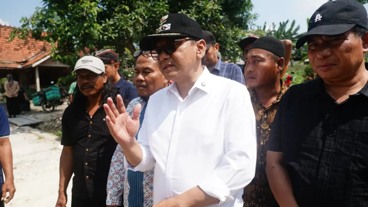Plt Bupati Pati bersama masyarakat Desa Tompegunung saat memastikan jalan rusak tersebut akan dibangun tahun ini.