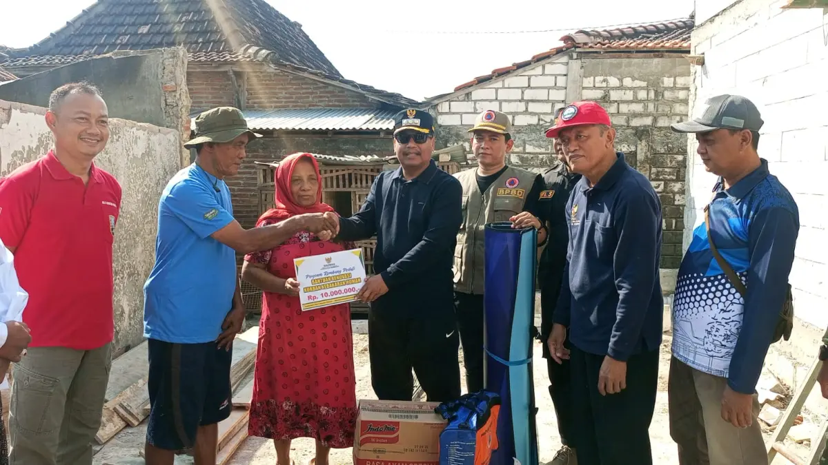 
STIMULAN: Bupati Rembang, Harno salurkan bantuan uang tunai untuk stimulan pembangunan rumah bagi korban kebakaran. (BPBD REMBANG UNTUK RADAR PATI)
