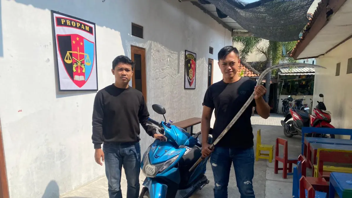 
AMANKAN SAJAM – Anggota Polsek Gubug mengamankan sajam berupa Corbek dua meter saa patroi siang.  (POLSEK GUBUG UNTUK RADAR PATI)
