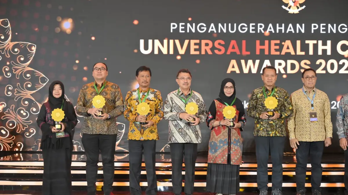 DAPAT PENGHARGAAN: Bupati Kudus Sam’ani Intakoris menerima penghargaan UHC dari BPJS Kesehatan. (INDAH SANTI/RADAR PATI)