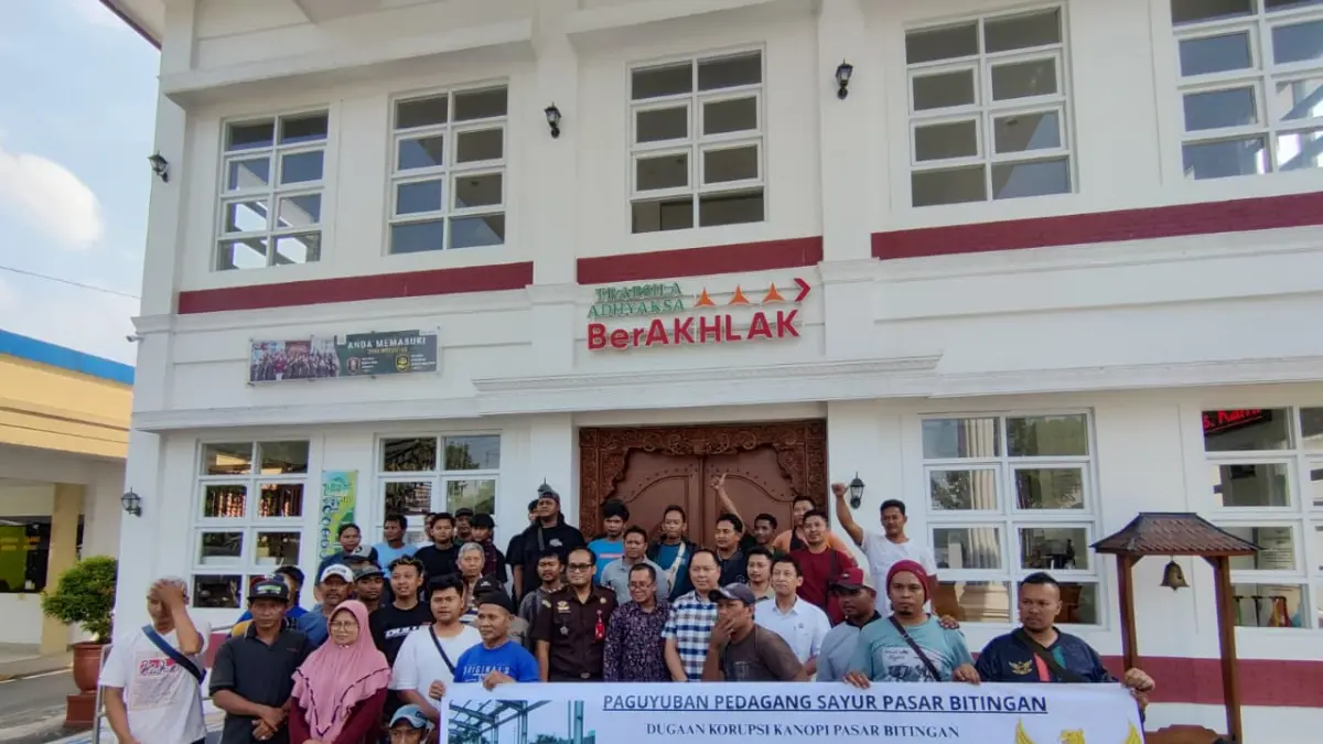 
DIGERUDUK: Pedagang sayur Pasar Bitingan mendatangi Kejari Kudus untuk melaporkan dugaan korupsi. (GALIH ERLAMBANG W/ Radar PATI)