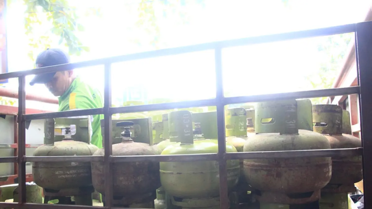 
DISTRIBUSI: Petugas menata LPG 3 KG saat distribusikan barang dalam acara operasi pasar di pasar Rembang. (WISNU AJI/RADAR PATI)