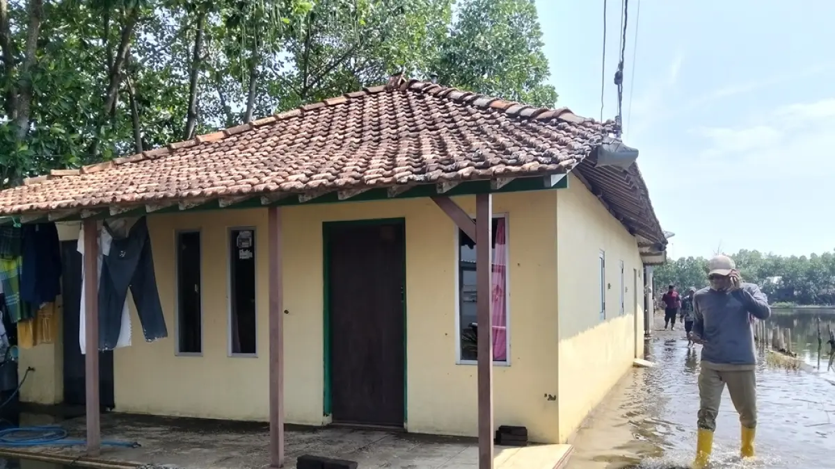KEBANJIRAN: Warga Desa Tunggulsari, Tayu bertahan di tengah rob di kediamannya. (ANDRE FAIDHIL FALAH/RADAR PATI)