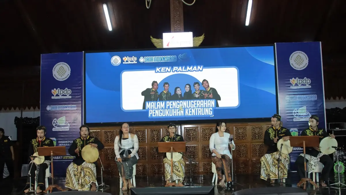 KHIDMAT: Para pemain kentrung tengah menampilkan pertunjukan pada Sabtu (20/6) malam, di Pendopo RA Kartini Jepara.
(SRKJ UNTUK RADAR PATI)

