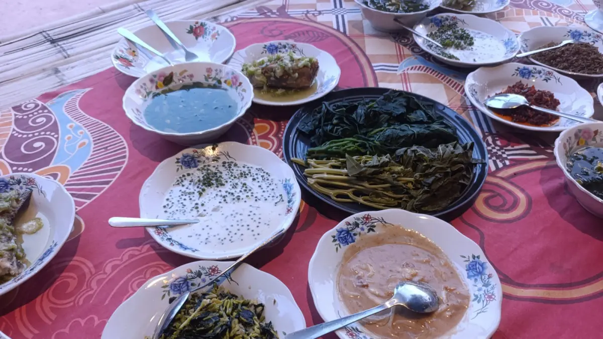 MENGGIURKAN: Sayur daun kelor, kangkung, hingga daun singkong dengan paduan asam, belimbing dan belimbing khas Bakkololo. (BAMBANG ZAKARIA UNTUK RADAR PATI)