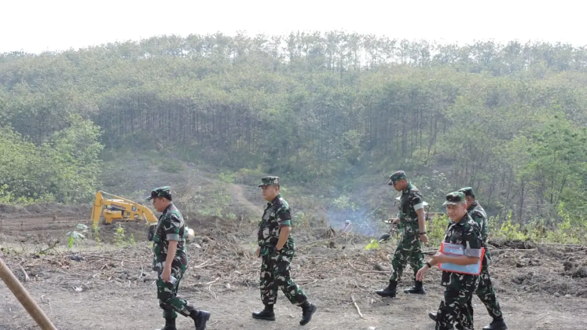 MENINJAU: Tim Kemenhan RI saat kunjungan di lokasi bakal Yon TP.