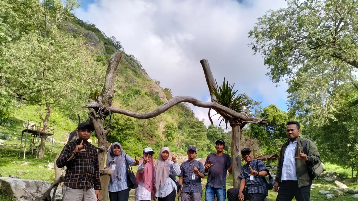 
PLESIRAN: Potret pengunjung mengabadikan momen di salah satu penunjuk lokasi di destinasi alam Stone Garden Lembah Manah, desa Sanetan, Kecamatan Sluke. (POKDARWIS PANGERAN ALAS UNTUK RADAR PATI)
