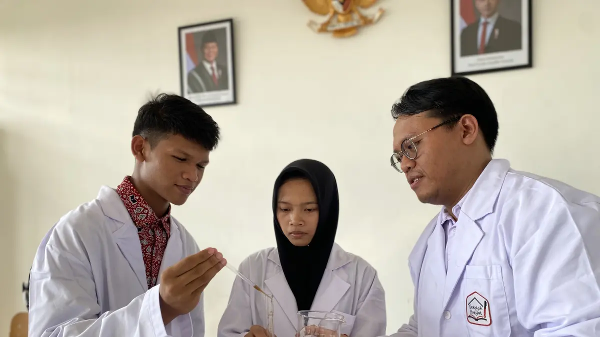 
PRAKTIKUM : Danu Suryanto (kiri), Seril Nur Aini (tengah) dan guru Kimia SRMA 18 Blora
Vinsensius Maunia Singgih Husada (kanan) menunjukkan hasil penelitian omes kayu untuk
Olimpiade Penelitian Siswa Indonesia (OPSI) 2026. (ARIF FAKHRIAN KHALIM/ RADAR PATI)
