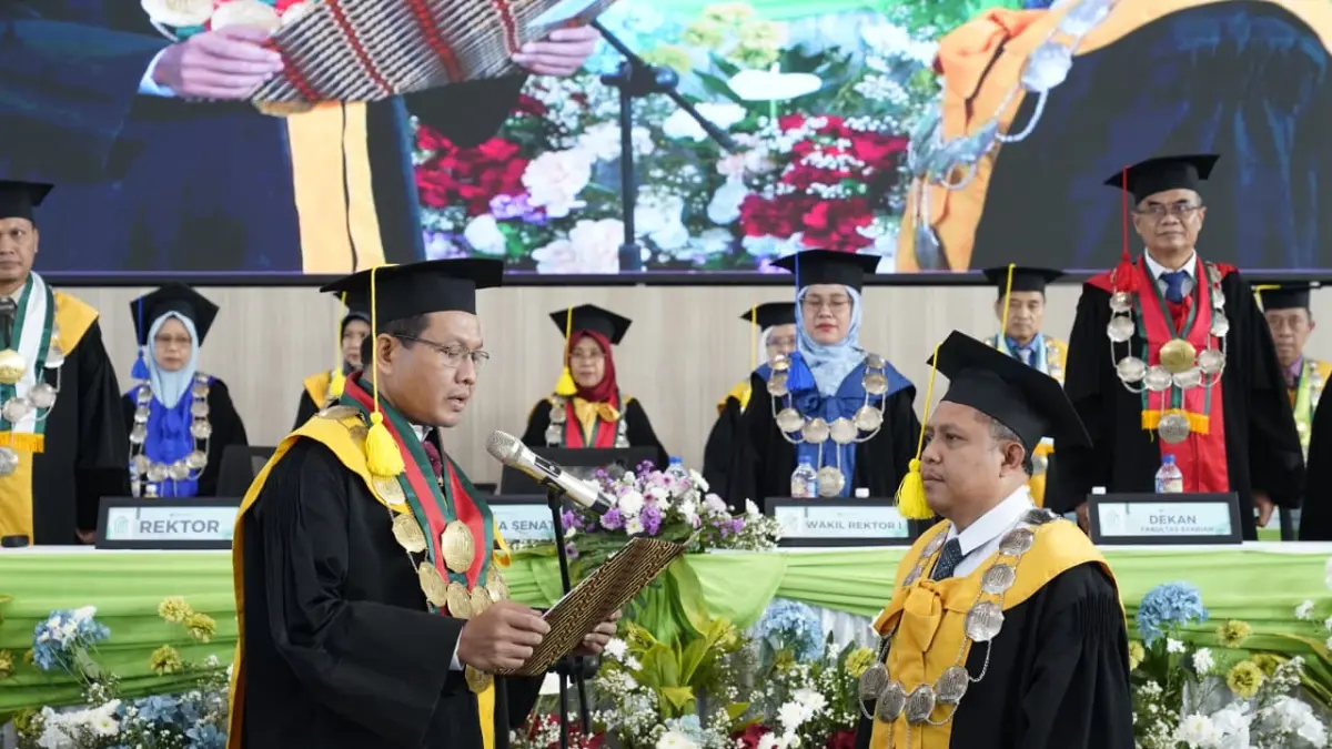 
RESMI: Rektor Abdurrohman Kasdi melakukan prosesi pengukuhan guru besar ke-16 di Kudus, Prof. Kisbiyanto, Senin (22/6). (UIN SUNAN KUDUS UNTUK RADAR PATI)