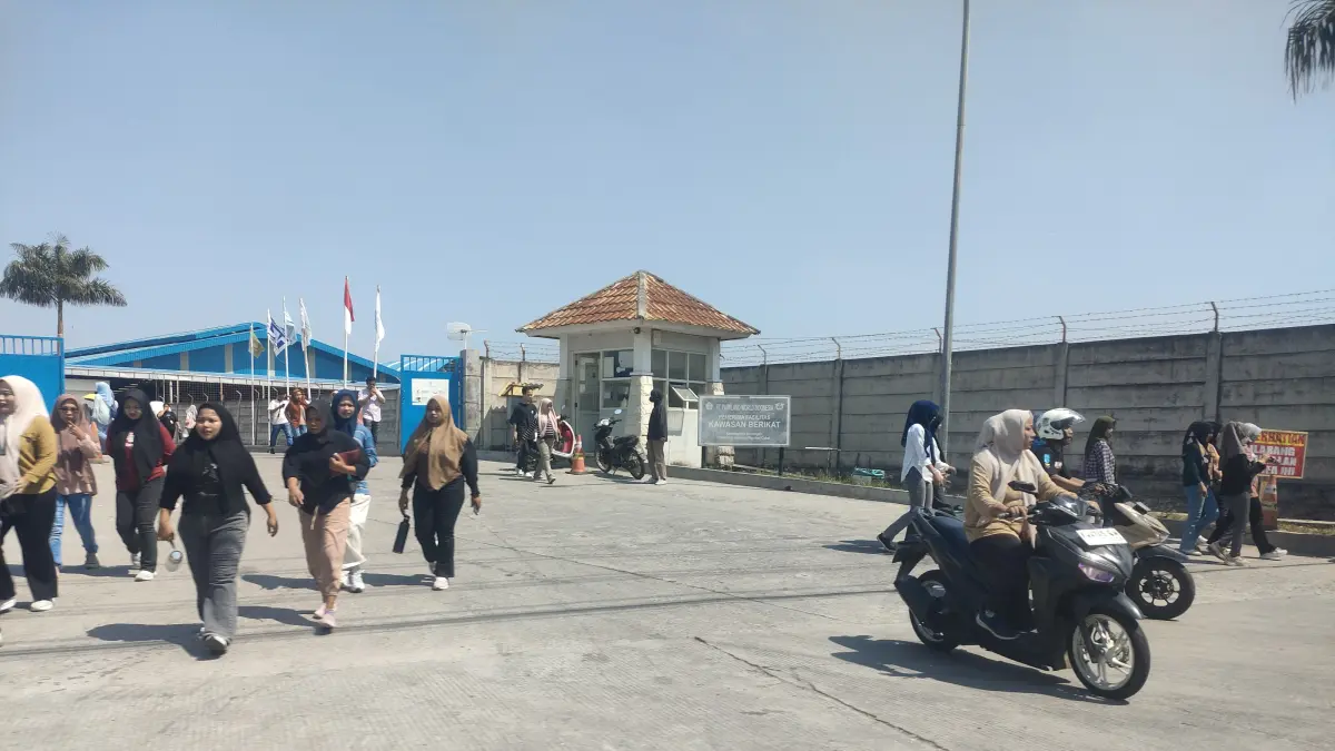 
AMAN PEMADAMAN BERGILIR:  Karyawan pabrik sepatu di Kabupaten Rembang keluar gerbang saat istirahat siang. (WISNU AJI/RADAR PATI)