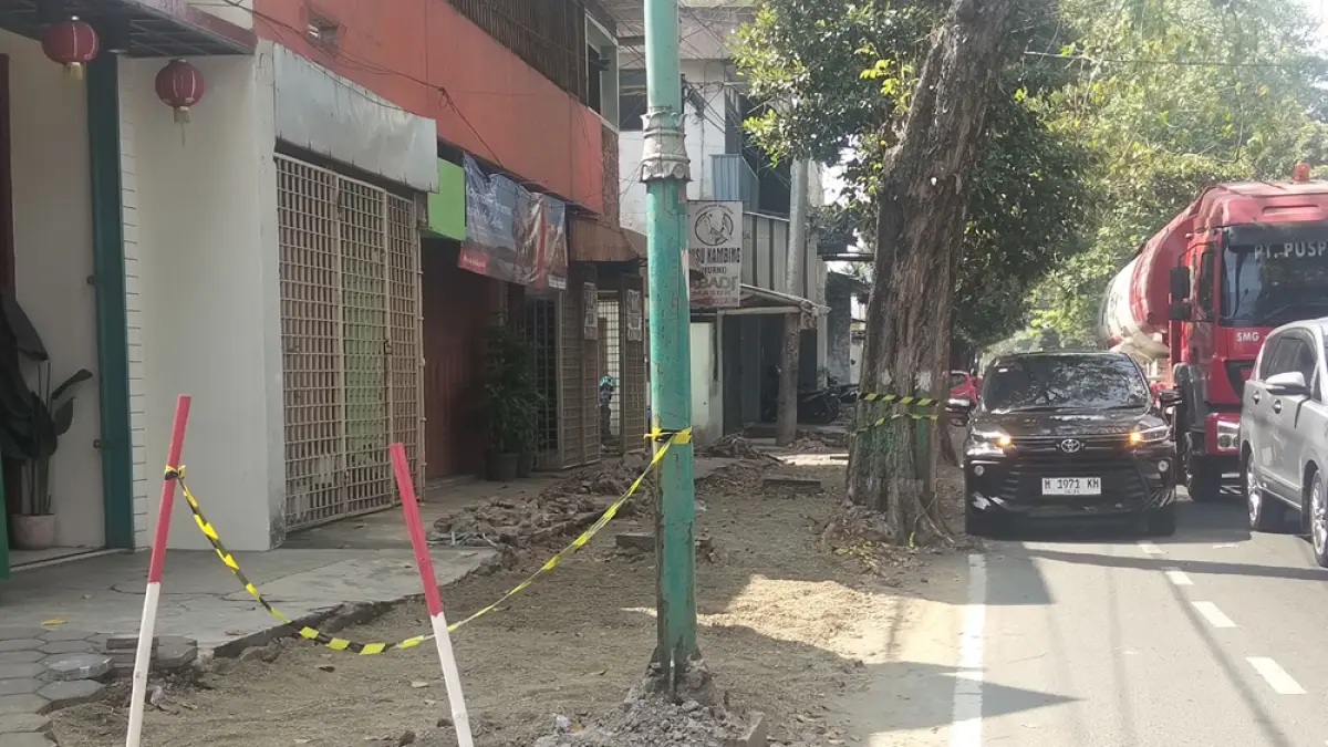 

DIBANGUN: Pengguna jalan melintasi Jalan Jenderal Sudirman Pati. (ANDRE FAIDHIL FALAH/RADAR PATI)