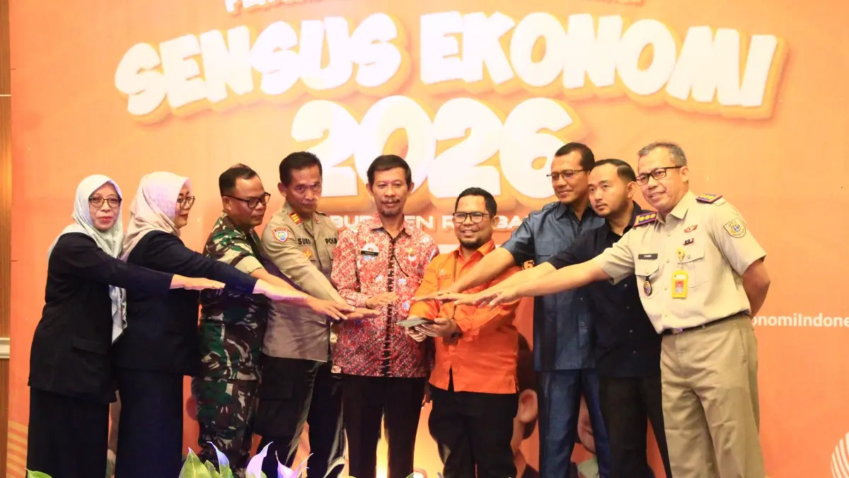 
DICANANGKAN: Forkopimda bersama kepala BPS Rembang canangkan Sensus Ekonomi, satu sisi petugas Sensus Ekonomi siap menjalankan tugas. (WISNU AJI/RADAR PATI)