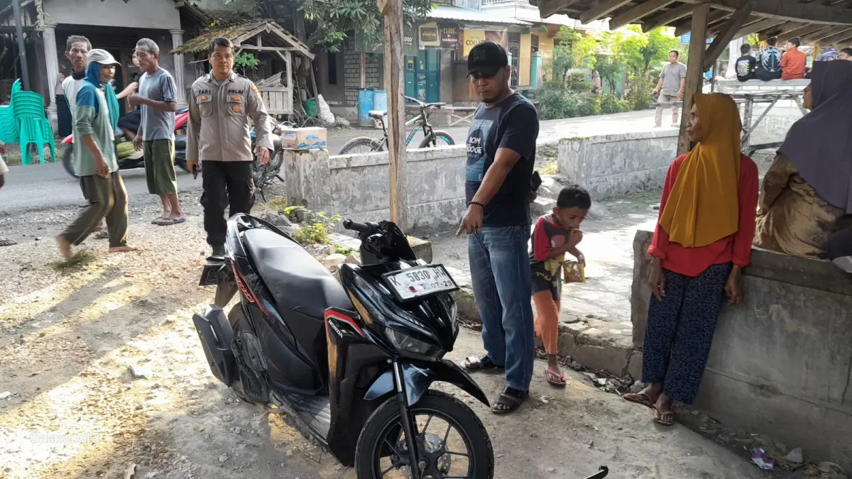 EVAKUASI: Petugas kepolisian evakuasi korban tertimpa pohon randu hingga menyebabkan meninggal dunia. (POLSEK PANCUR UNTUK RADAR PATI)