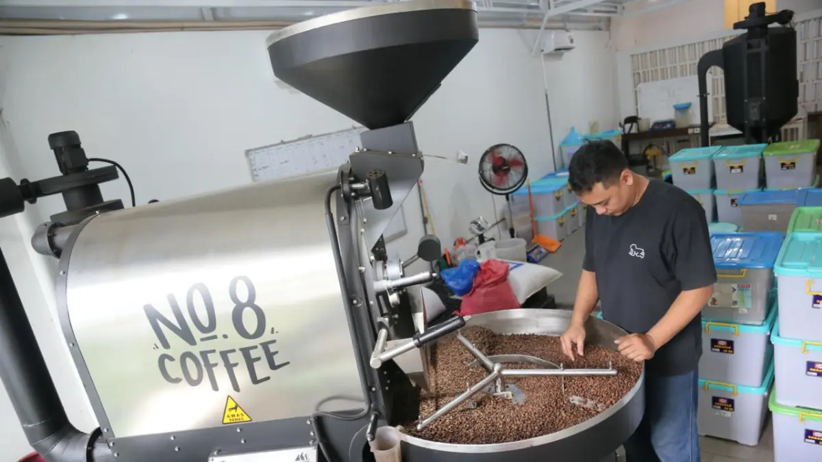 
HARUS TRANSPARAN: Pekerja meroasting kopi di kedai NO 8 Coffee Kudus.  (GALIH ERLAMBANG W/ RADAR PATI)