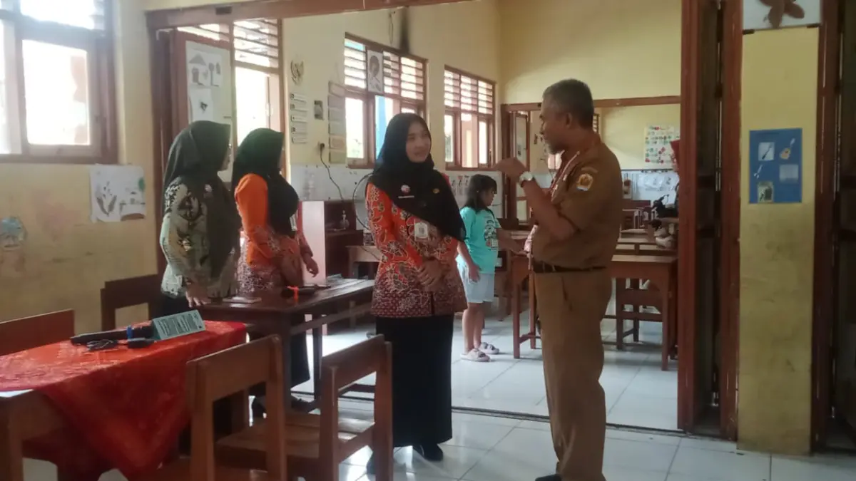MONEV: Kabid Pembinaan SD Disdik Grobogan M Irfan saat monev SPMB daring di SDN 4 Purwodadi.
