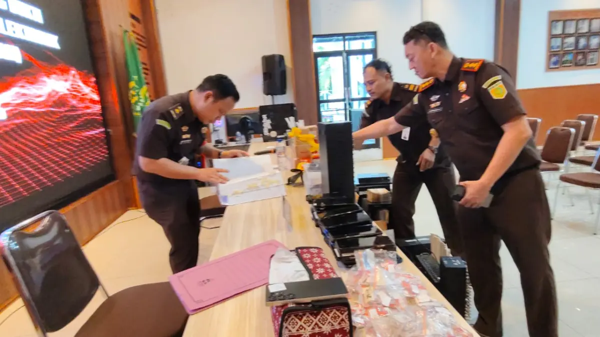 
PELIMPAHAN – Barang bukti berupa ribuan kartu Simcard, puluhan Handphone, komputer dan yang lainya diserahkan ke Kejari Grobogan dalam pelimpahan dalam kasus penipuan E-Tilang, Selasa (23/6).  (SIROJUL MUNIR/RADAR PATI)