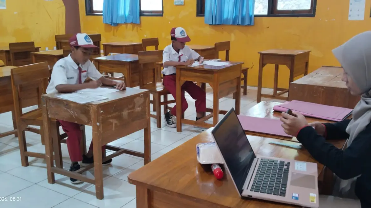 
PENDAFTARAN: Calon siswa baru dibantu guru SMP Satu Atap Undaan saat melakukan pendaftaran. (INDAH SUSANTI/RADAR PATI)