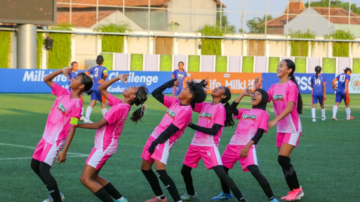 
POIN PENTING: Pemain All-Stars Kudus berselebrasi setelah mencetak gol ke gawang All-Stars Tangerang.  (GALIH ERLAMBANG W/ Radar PATI)