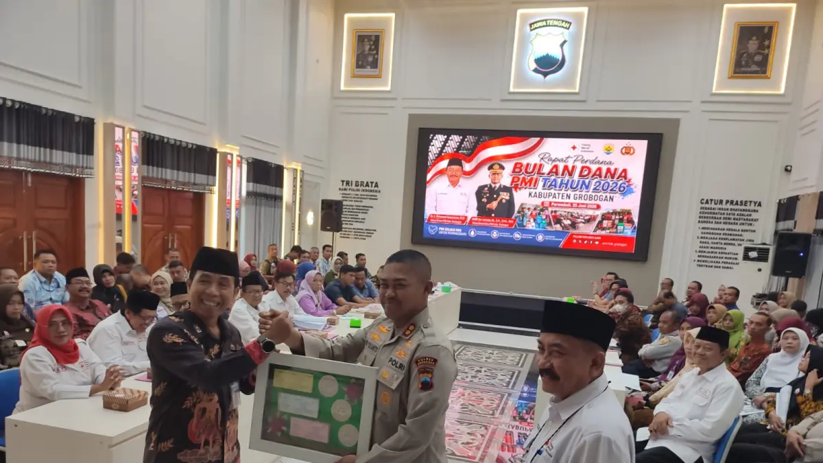 DISERAHKAN: Staf Ahli Bidang Pembangunan, Ekonomi, dan Keuangan, Mokamat, saat menyerahkan perangkat Bulan Dana PMI Grobogan 2026.