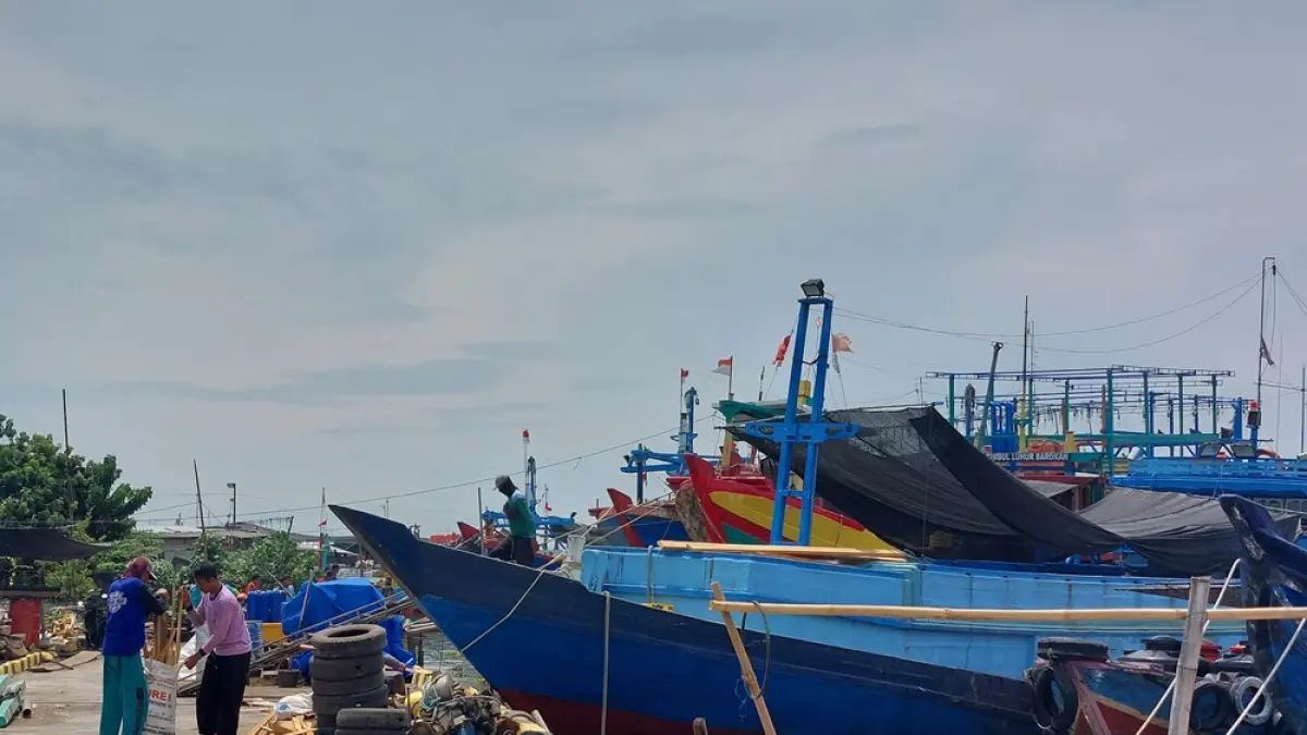 
BEKERJA: Nelayan menyiapkan perbekalan kapal di pelabuhan Juwana belum lama ini. (ANDRE FAIDHIL FALAH/RADAR PATI)