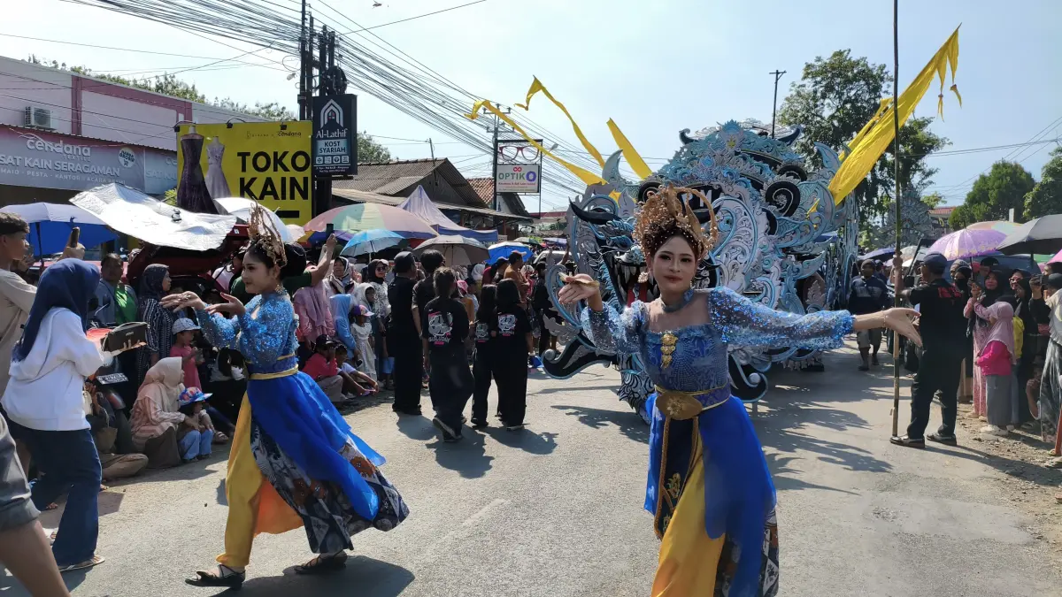 Kemeriahan kirab budaya dalam rangka Haul Syekh Ahmad Mutamakkin Kajen, Pati. (ACHMAD ULIL ALBAB/RADAR PATI)