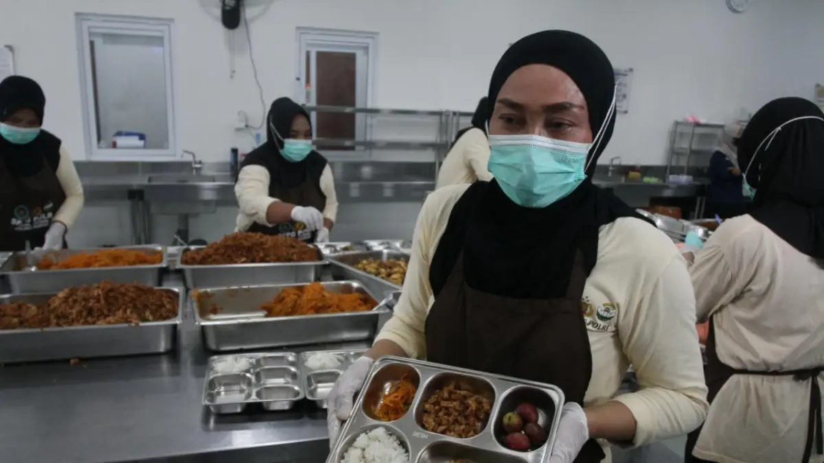 
MENYIAPKAN MENU: Relawan Dapur MBG sibuk menyiapkan menu makan di launch box baru-baru ini. (INDAH SUSANTI/RADAR PATI)