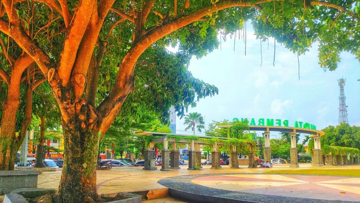 
ALAMI KERUSAKAN: Kondisi pot bunga dibagian sisi barat Alun-Alun Rembang dengan kondisi pecah terkena akar pohon. (WISNU AJI/RADAR PATI)
