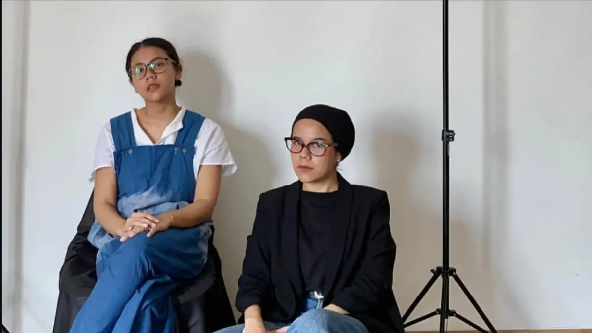 
CASUAL PREPPY: Sarasenti menampilkan gaya casual preppy ala Jepang dengan paduan overshirt biru muda, kaus hitam, jeans wide leg, loafer hitam, dan aksen kaus kaki hijau yang menjadi titik fokus penampilan. (SARASENTI UNTUK RADAR PATI)
