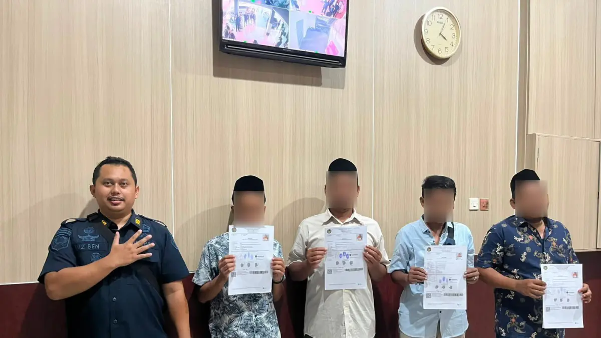 
DITUNJUKKAN: Warga binaan yang demo pada 13 Agustus lalu memegang surat cuti bersyarat di Lapas PATI. (ANDRE FAIDHIL FALAH/RADAR PATI)