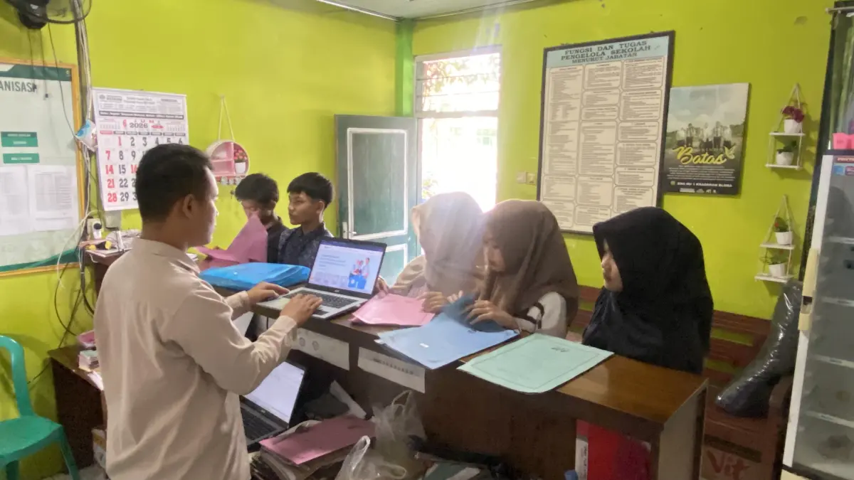 MEMBLUDAK: Kondisi ramai siswa baru untuk daftar ulang di SMA NU 1 Kradenan. (ARIF FAKHRIAN KHALIM/RADAR PATI)