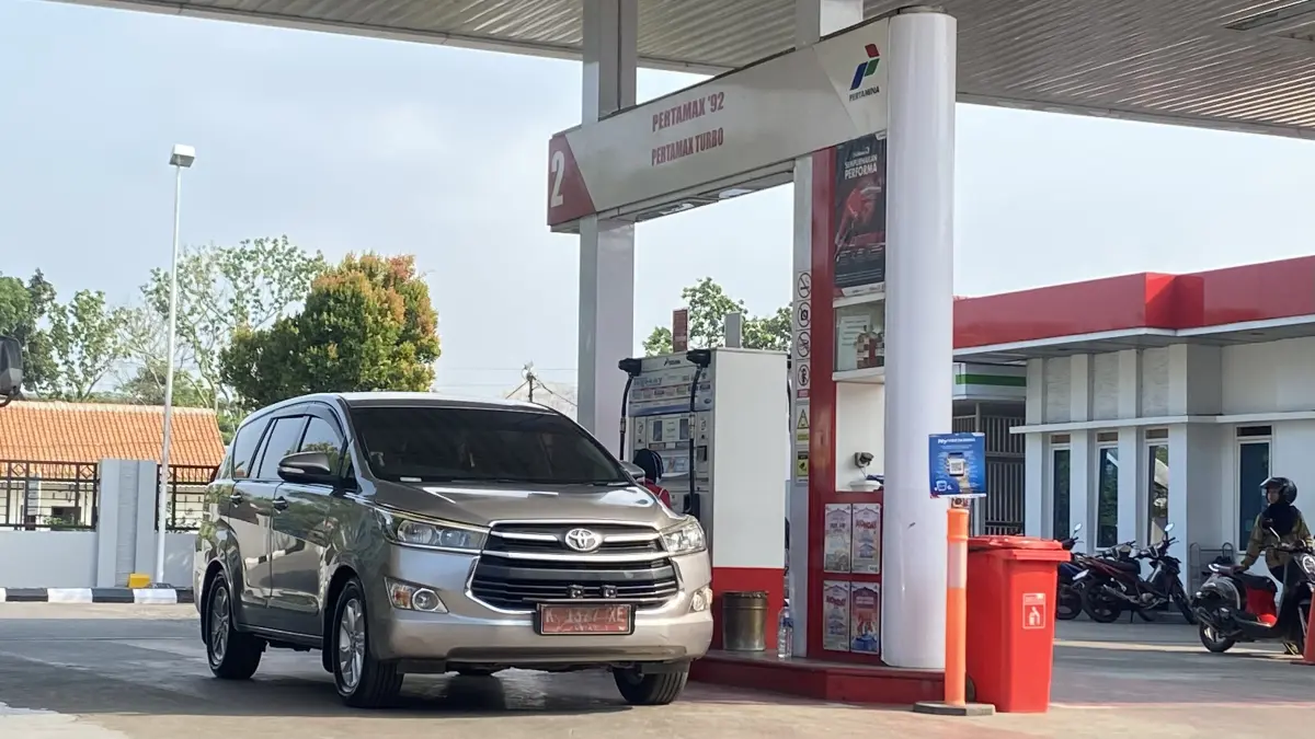 
PENGISIAN: Mobil dengan plat merah mengisi BBM jenis Pertamax di SPBU Mlangsen Blora. (ARIF FAKHRIAN KHALIM/RADAR PATI)
